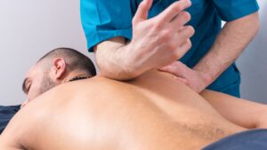 un massaggio di un nuovo cliente ottenuto grazie al marketing per massaggiatori