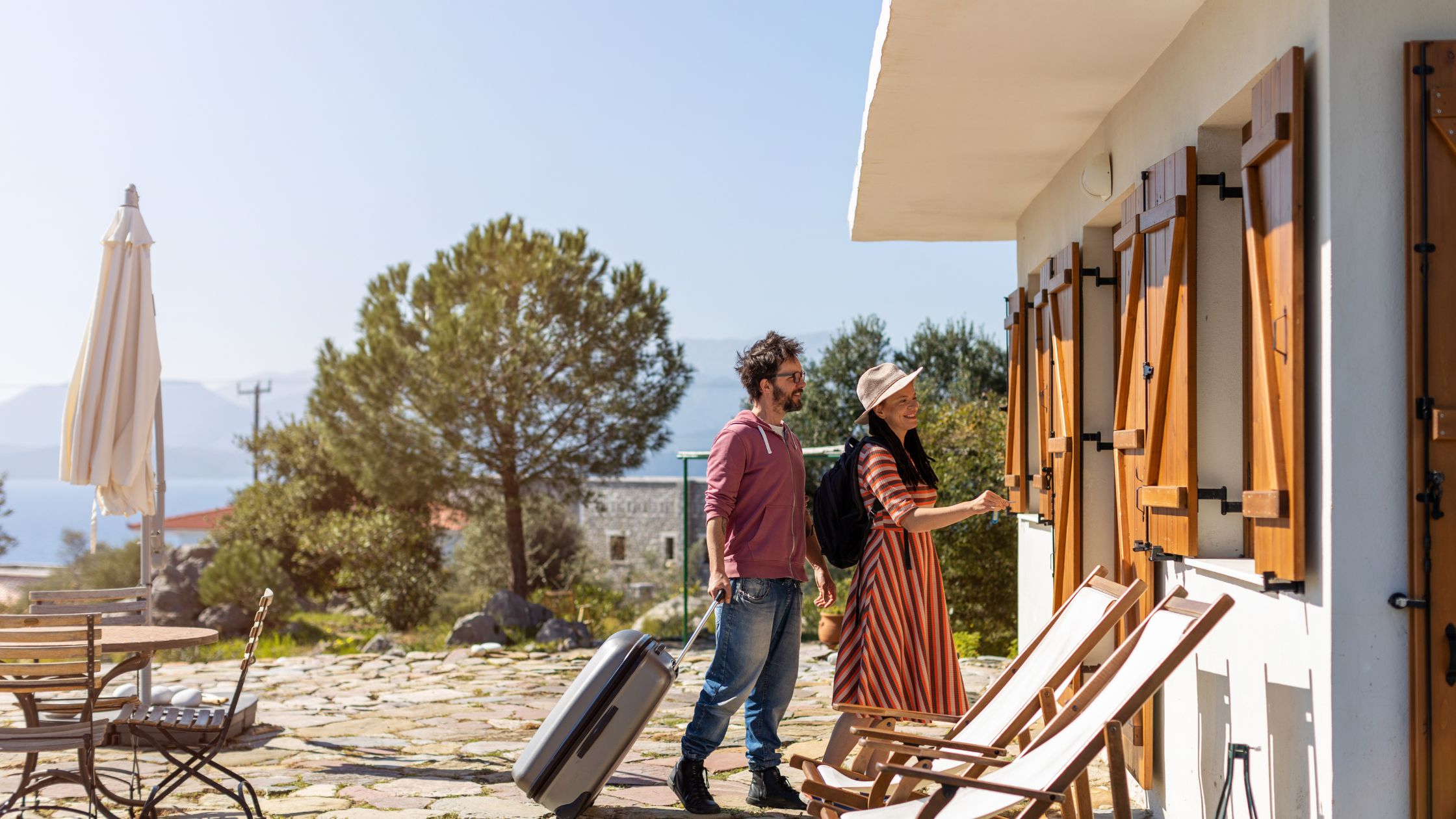 clienti che entrano in casa di un proprietario che sa come pubblicizzare casa vacanze clienti che entrano in casa di un proprietario che sa come pubblicizzare casa vacanze